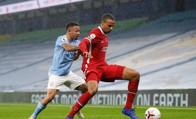 HOY / El Liverpool se queda sin centrales y necesita fichar