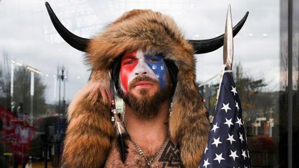 El vikingo detenido por asaltar el Capitolio está dispuesto a testificar contra Trump