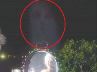 Yren Rotela se tomó una foto y pilló que había una calavera sobre su cabeza