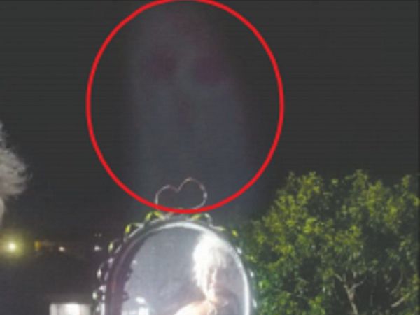 Yren Rotela se tomó una foto y pilló que había una calavera sobre su cabeza