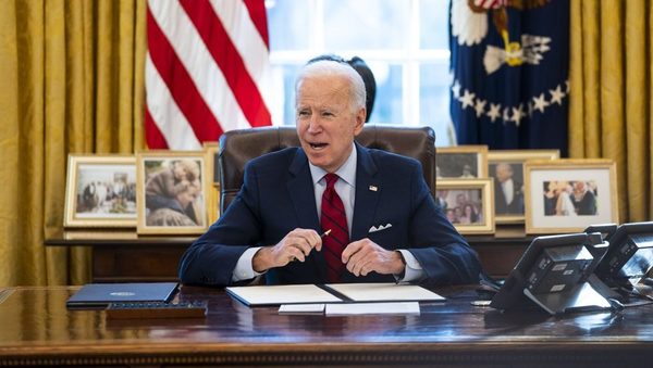 Biden vuelve a financiar a ONGs que realicen abortos legales