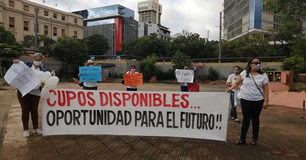 La Nación / Padres de aspirantes a la Academil piden que se mantenga el cupo de 145 ingresantes