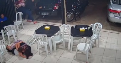 El heroico acto de una madre que protegió a su hijo con su cuerpo en un tiroteo - C9N