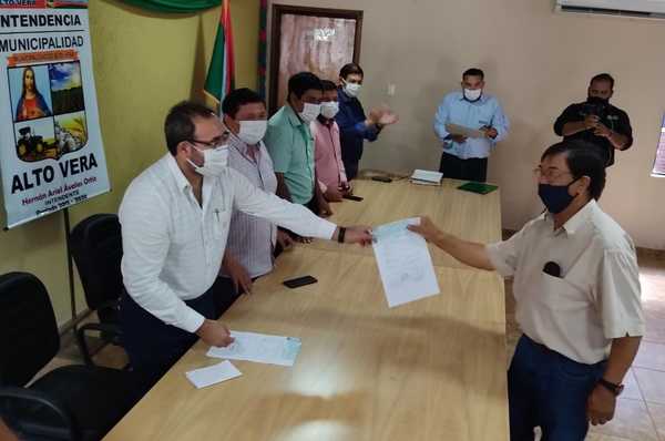 ASISTEN FINANCIERAMENTE A PEQUEÑOS PRODUCTORES DE ALTO VERÁ