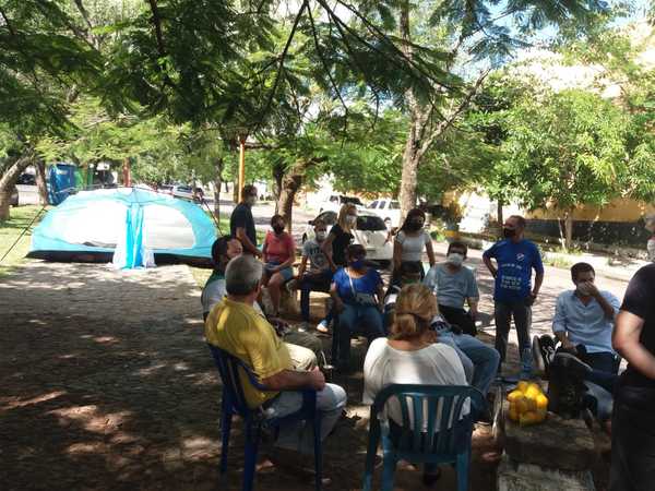 Adherentes de Efraín Alegre instalaron carpa de resistencia frente a la Agrupación Especializada - Megacadena — Últimas Noticias de Paraguay