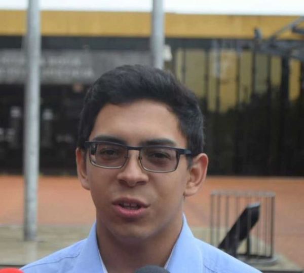 Aplazan juicio promovido por seccionalero contra estudiante que denunció hechos de corrupción