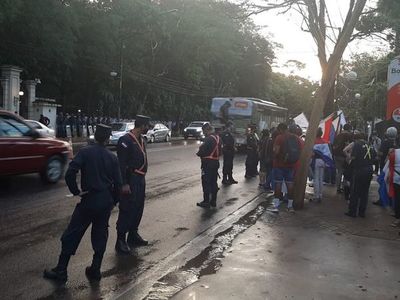 Manifestación contra “entreguistas” moviliza a un pelotón en torno a Mburuvicha Róga - Nacionales - ABC Color