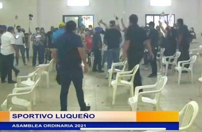 Batalla campal y hasta gas lacrimógeno en la asamblea de Luqueño