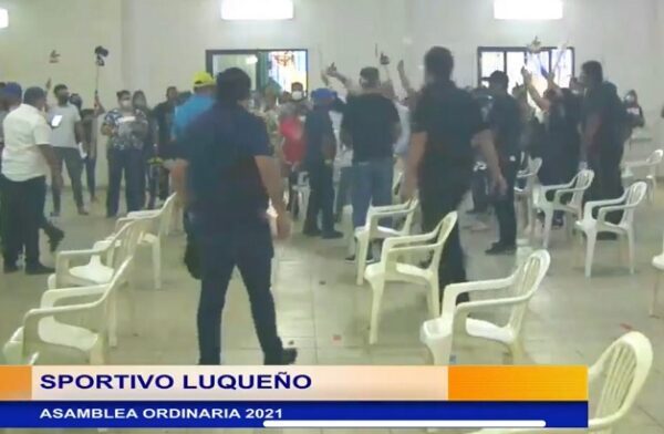 Batalla campal y hasta gas lacrimógeno en la asamblea de Luqueño