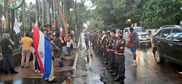 Ciudadanos se manifiestan en contra de la designación de Federico González
