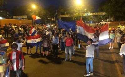 Manifestación oiko ombotove “entreguista” oñemovilisa pelotón Mburuvicha Róga jerére - ABC Remiandu - ABC Color