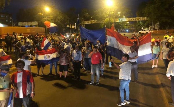 Manifestación oiko ombotove “entreguista” oñemovilisa pelotón Mburuvicha Róga jerére - ABC Remiandu - ABC Color