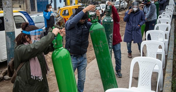 La Nación / Filas de hasta 72 horas por oxígeno medicinal para pacientes de COVID-19 en Perú