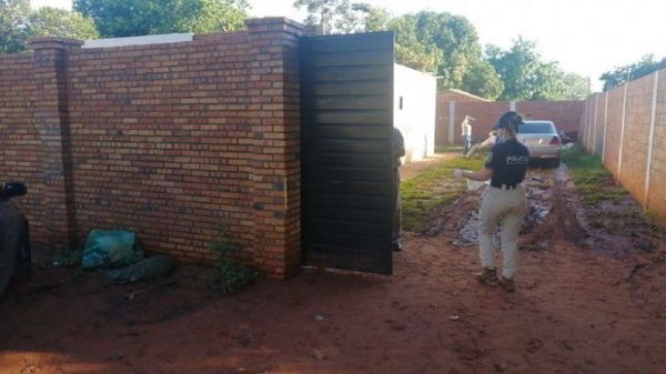 Sicarios balean una casa, matan a un joven y dejan heridos a otros dos