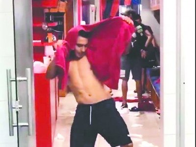 Al son del funky, Pika movió las caderas y las redes