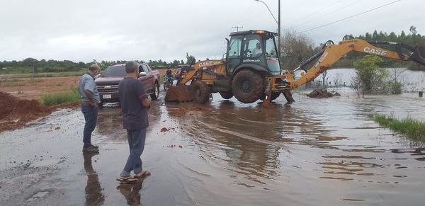 Municipalidad intervino taponamiento de un canal que dejó inundado a varias familias - Nacionales - ABC Color