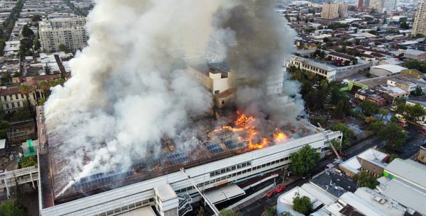 Incendio de gran magnitud obliga a evacuar uno de los hospitales más grandes de Santiago