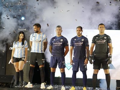 Guaireña presenta su nueva indumentaria