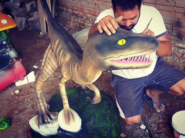 Crónica / (VIDEO) Por causa de la pandemia, músico crea dinosaurios