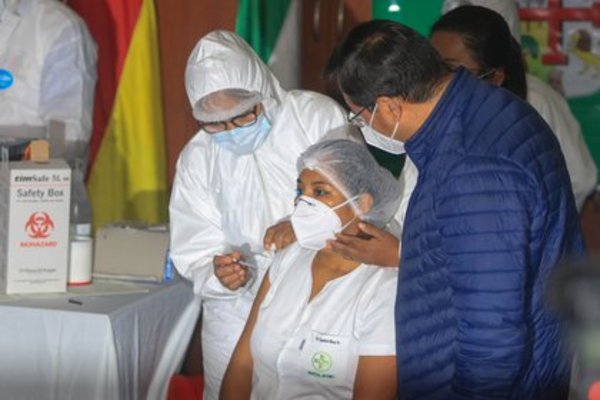 Una enfermera, la primera en recibir la vacuna contra la covid-19 en Bolivia