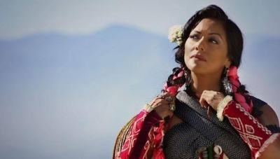 HOY / Lila Downs pide reconocimiento a inmigrantes en trabajos esenciales