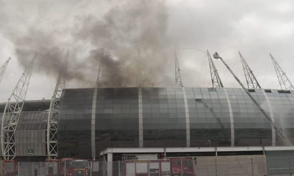 Incendio de grandes proporciones en el estadio Arena Castelão