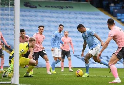Manchester City suma doce victorias consecutivas y es más líder en la Premier League