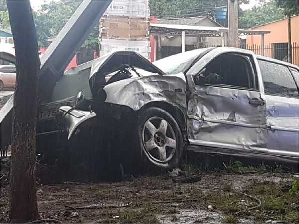 Robó un auto pero chocó contra una columna durante su huida