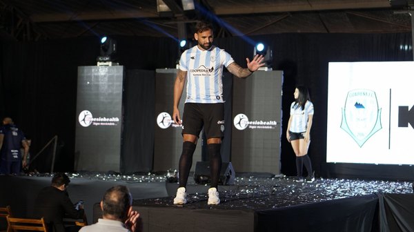 Guaireña presenta su nueva indumentaria y al argentino Facundo Parra