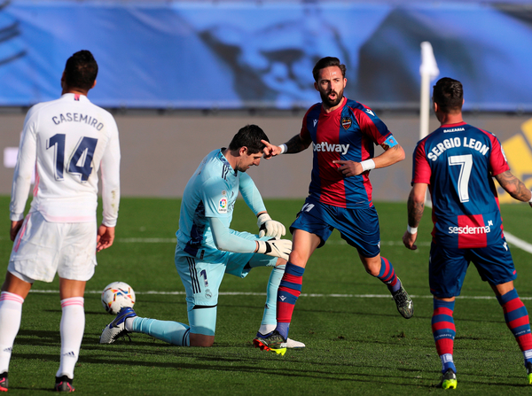 Levante ahonda la crisis en el Real Madrid