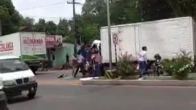Peatones intentaron rescatar a camionero accidentado