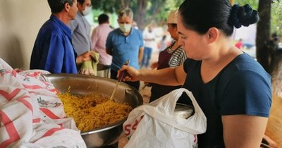 La Nación / Hoy fue la primera jornada de 150 ollas populares por aniversario de Ciudad del Este