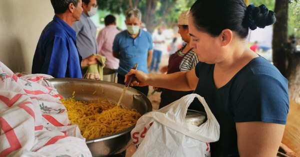La Nación / Hoy fue la primera jornada de 150 ollas populares por aniversario de Ciudad del Este