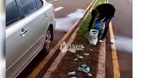 Conductor es obligado a recoger su basura por agentes linces en Salto del Guairá.