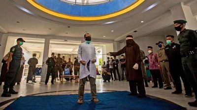 Dos hombres reciben 77 varazos cada uno en Indonesia por ser homosexuales