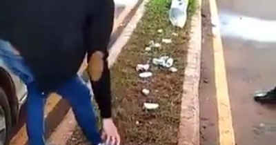 La Nación / Video viral: automovilista recoge su basura a pedido de linces