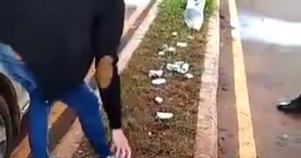 La Nación / Video viral: automovilista recoge su basura a pedido de linces