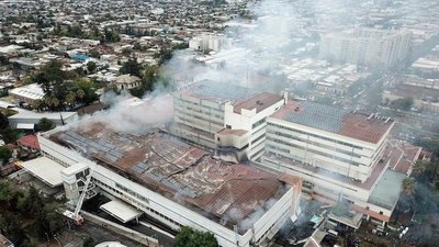 Crónica / Evacuan gente por el incendio en hospital