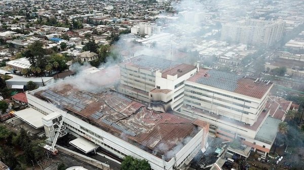 Crónica / Evacuan gente por el incendio en hospital
