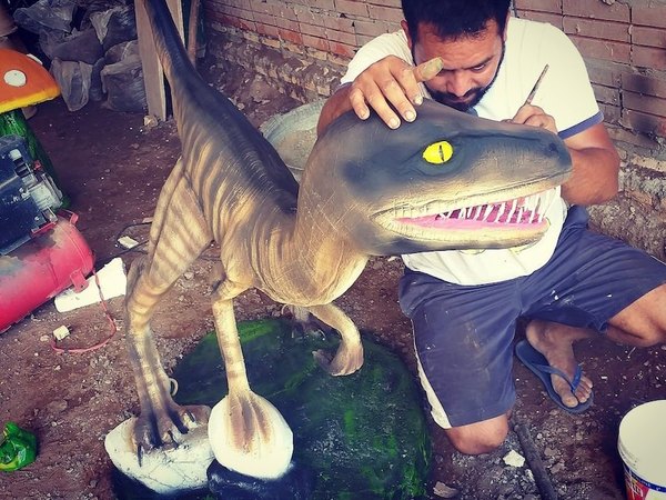 Crónica / Artista nato: el músico ahora crea dinosaurios