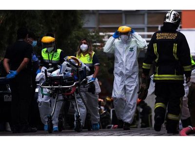 Pacientes de Covid-19 evacuados por fuego en hospital de Chile