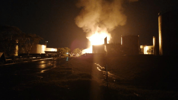 Arde uno de los tanques de Petropar. Hablan de evacuar a 30 cuadras a la redonda
