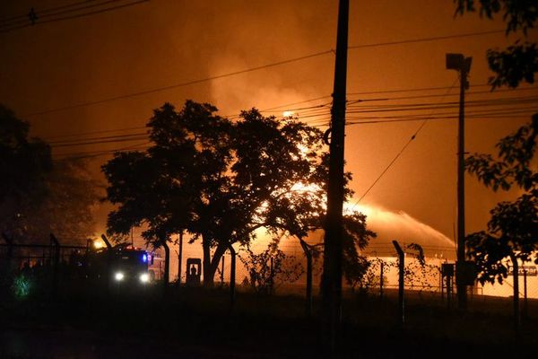 Disposición de evacuación es para 300 metros alrededor de la zona del incendio - Nacionales - ABC Color