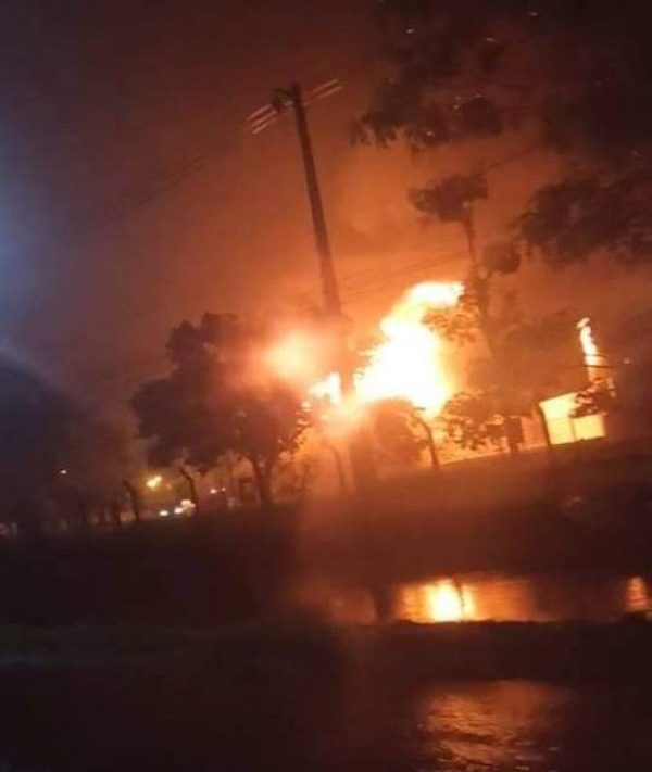 Pánico en Villa Elisa. Se incendia tanque de Petropar y piden evacuar 32 cuadras a la redonda (video)