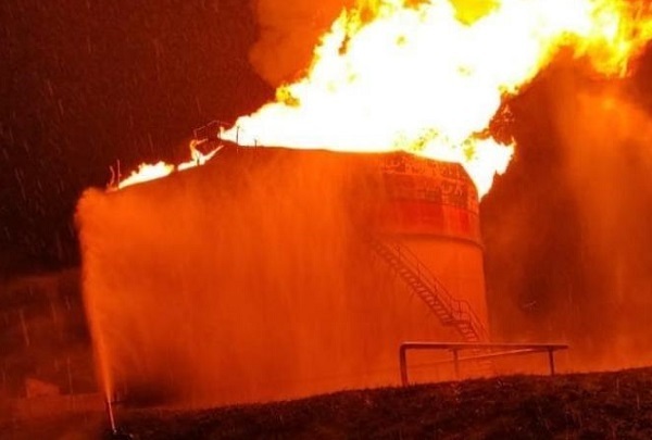 Rayo causa incendio de gran magnitud en Petropar