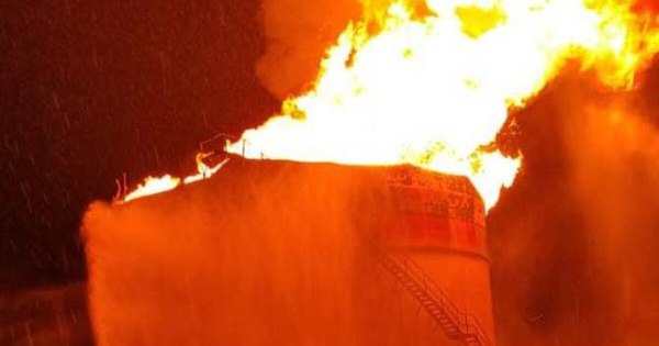 La Nación / Incendio de gran magnitud afectó a planta central de Petropar y evacuaron a familias de la zona