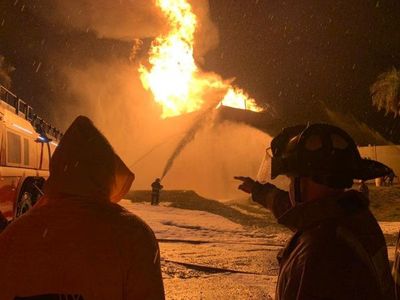 Incendio afecta a uno de los tanques de alcohol en Petropar y evacuan zona