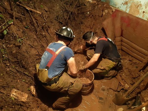 Un muerto y dos niños desaparecidos deja un alud de tierra en la Chacarita - Nacionales - ABC Color