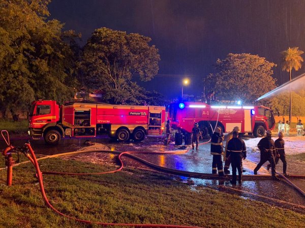 Evacuan a familias ubicadas a 300 metros a la redonda de Petropar tras voraz incendio - ADN Digital