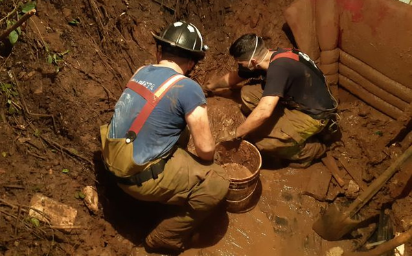 Un muerto y dos niños desaparecidos tras deslizamiento de tierra en la Chacarita - Noticiero Paraguay
